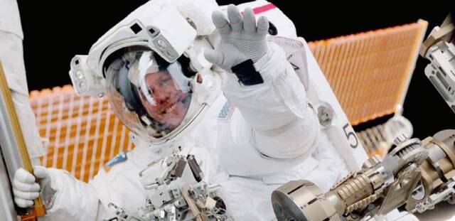 Tom Jones, en un paseo espacial en 2001