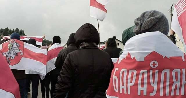 Muchos vecinos que se juntan para ir a la iglesia a rezar: las nuevas manifestaciones de Bielorrusia