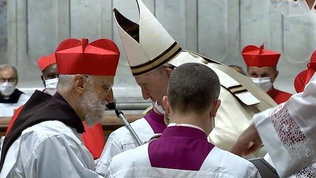 Francisco y el cardenal Cantalamessa.
