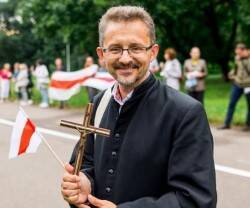 Aumenta la represión contra los católicos de Bielorrusia: la policía detiene a dos sacerdotes