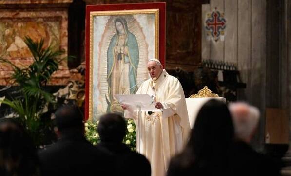 El Papa Francisco, en San Pedro junto a una imagen de la Virgen de Guadalupe.