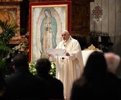El Papa Francisco, en San Pedro junto a una imagen de la Virgen de Guadalupe.