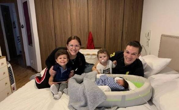 Gisele, junto a su marido y sus tres hijos, ya en su casa tras salir del hospital