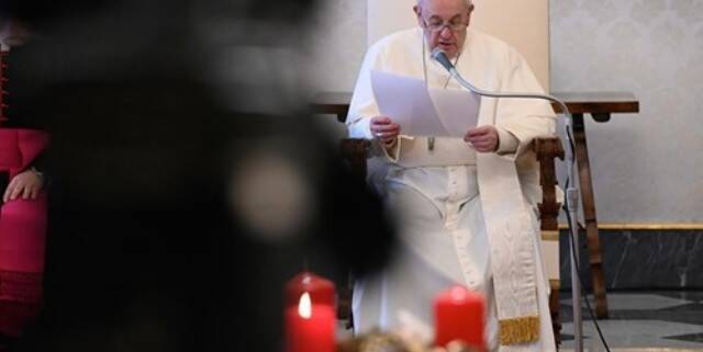 Rezar no es escapismo, sino una antena para conectarse con Dios y todo el mundo, dice el Papa