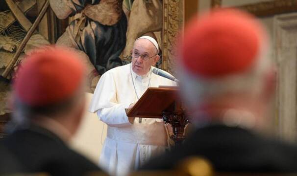 El Papa, escuchado por dos cardenales en su discurso a la Curia Romana