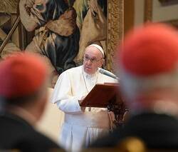 El Papa, escuchado por dos cardenales en su discurso a la Curia Romana