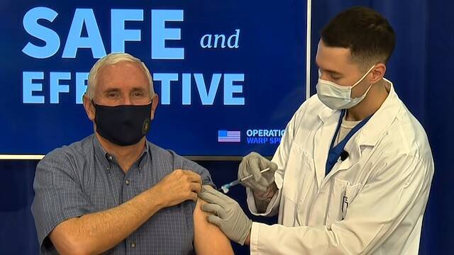 Mike Pence recibe la vacuna.