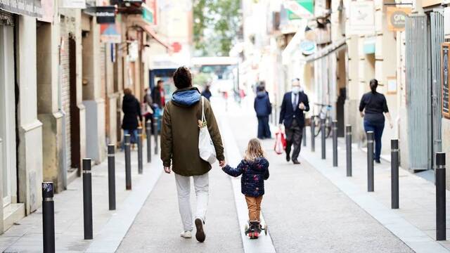 Un padre pasea con su hija