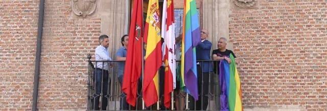 Momento del izado de la bandera gay en la Diputación de Valladolid