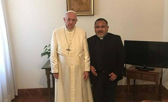 El padre James Flores con el Papa Francisco
