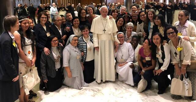 El Papa Francisco, con un grupo de mujeres