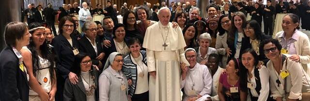 El Papa Francisco, con un grupo de mujeres