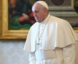 Si rezas alabando a Dios, en lo bueno y lo malo, podrás ver más allá de tus fracasos, dice el Papa