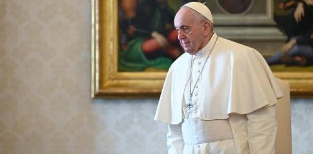 Si rezas alabando a Dios, en lo bueno y lo malo, podrás ver más allá de tus fracasos, dice el Papa