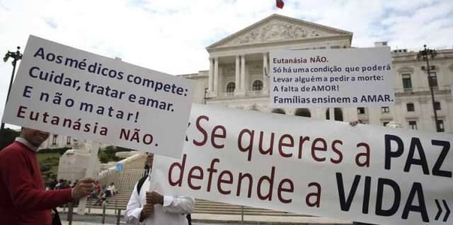 El Parlamento portugués aprueba la eutanasia: médicos católicos piden al presidente no firmar la ley