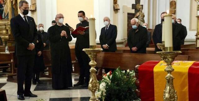 Funeral y entierro de Juan del Río en la catedral castrense: Omella alaba su trabajo por la paz
