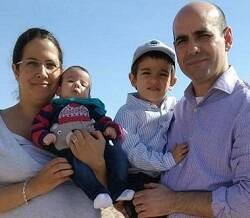 Venan y su esposa Jordina, cons sus dos hijos, nacidos gracias a la ayuda de la naprotecnología