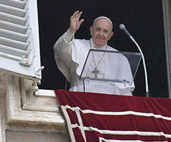 El Papa Francisco saluda desde el balcón después del Angelus de hoy