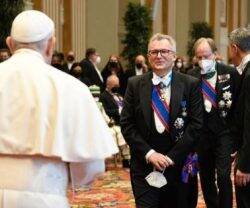 El Papa recibe a los embajadores del mundo: les pide proteger la vida vulnerable «en todo momento»