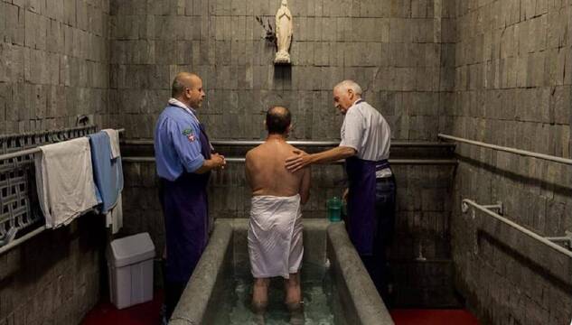 Miles de enfermos, pero no sólo, son sumergidos en las piscinas de Lourdes