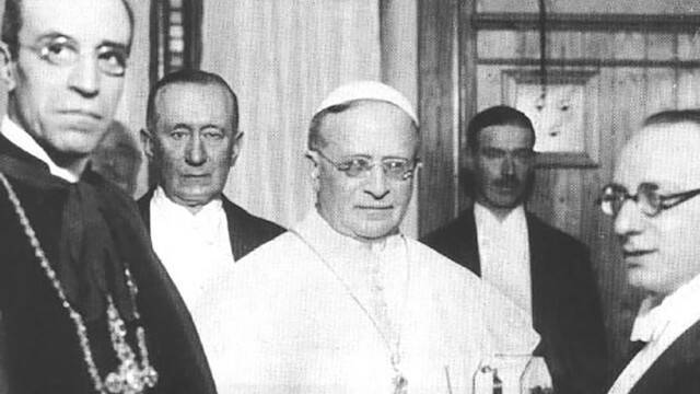 Pío XI, Pacelli, Marconi.