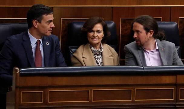 El presidente Sánchez, con los vicepresidentes Pablo Iglesias y Carmen Calvo