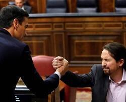 Pedro Sánchez saluda a Pablo Iglesias