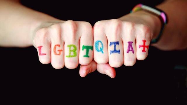 Puños con las letras LGBTI...