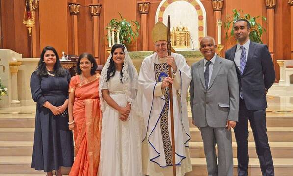 Simi Sahu vestida de novia el día de su consagración junto al obispo de Palm Beach y su familia / Foto- Diócesis de Palm Beach