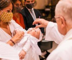 Bautizan a un bebé en Andalucía, con mascarilla