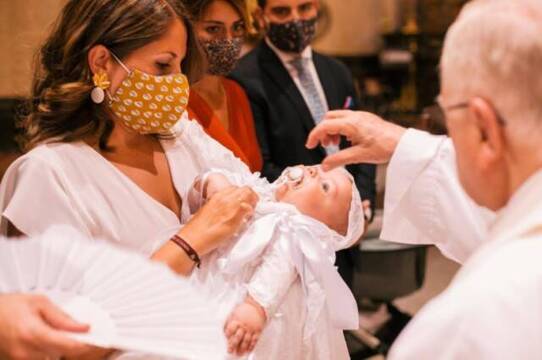 Bautizan a un bebé en Andalucía, con mascarilla