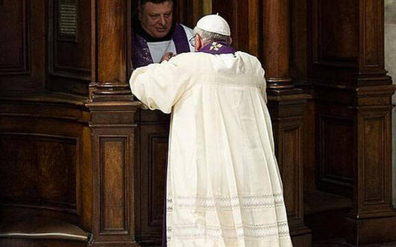 El Papa Francisco confesándose