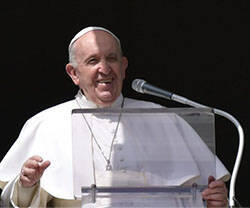 El papa Francisco durante la oración del Ángelus de este domingo 28 de febrero