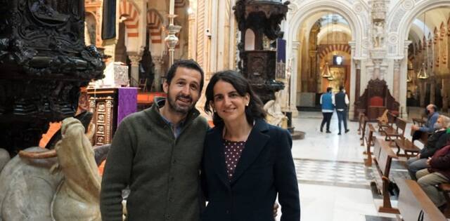Sonia Garrido en la catedral de Córdoba, semanas antes de su bautizo, con su pareja, ya casi esposo ante Dios, ambos ilusionados y sorprendidos