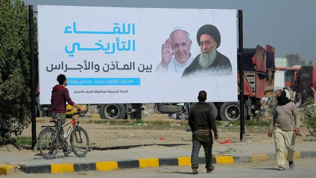 Carteles en las calles de Irak anunciando la visita del Papa