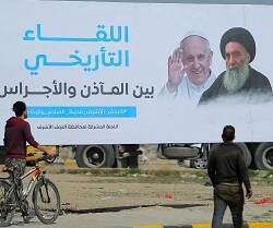Carteles en las calles de Irak anunciando la visita del Papa