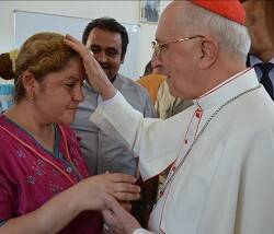 El cardenal Filoni en una visita a Irak