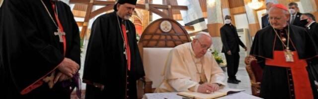 El Papa Francisco firma en el libro de la catedral siro-católica de Bagdad