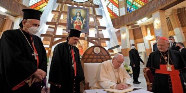 El Papa Francisco firma en el libro de la catedral siro-católica de Bagdad