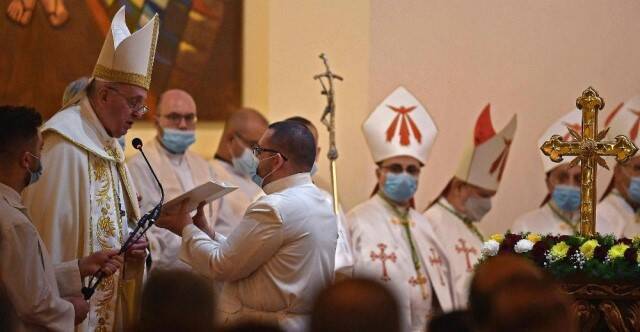 El Papa Francisco oficia la misa por rito caldeo en la catedral caldea de Bagdad