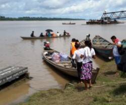 Misioneros con lanchas en los grandes ríos de la cuenca amazónica