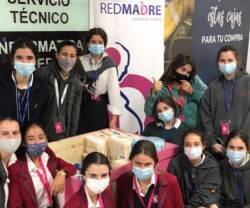 Alumnas del colegio Alegra de Las Rozas, en una campaña de apoyo a Red Madre