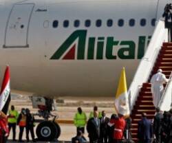 El Papa Francisco sube las escaleras del avión que lo lleva de Bagdad a Roma