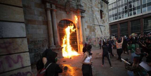 Feministas violentas intentan quemar la iglesia de San Francisco en Bogotá el 8 de marzo de 2021