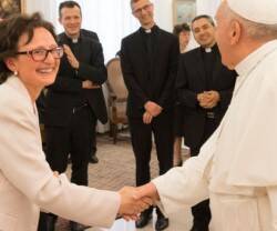 Nuria Calduch, religiosa y profesora de Antiguo Testamento en Roma, con el Papa Francisco