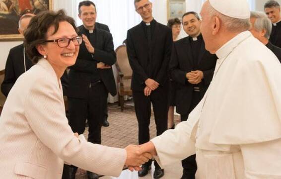 Nuria Calduch, religiosa y profesora de Antiguo Testamento en Roma, con el Papa Francisco