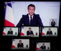 Macron en muchas pantallas... se extralimita con su ley de control de religiones