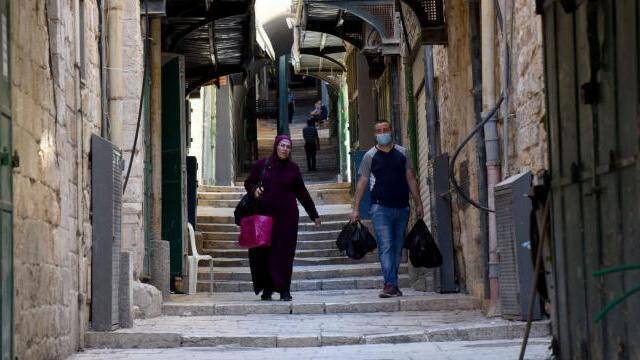 Calles casi vacías de la Ciudad Vieja de Jerusalén, con tiendas cerradas por pandemia