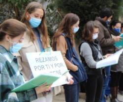 Jóvenes y mayores en Barcelona rezan contra el aborto en 40 Días por la Vida