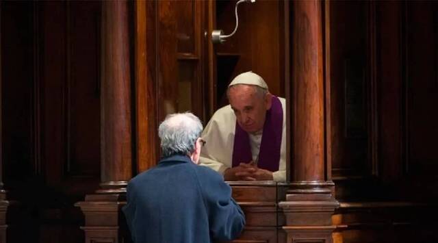 El Papa Francisco, confesando a un feligrés